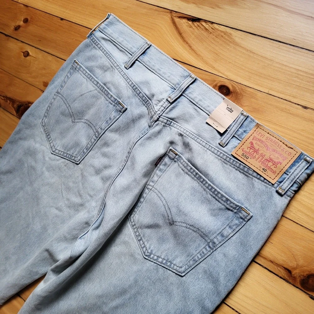 Levis 550 Jean Shorts Mens ACTUAL 39 12 Inch Relaxed Light Wash Baggy 90s Dad - Picture 10 of 10